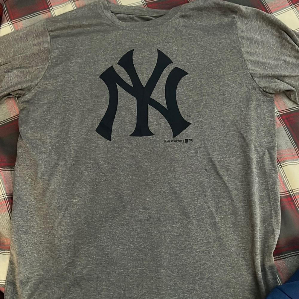 Gray and Navy Yankees T shirt (YXL)